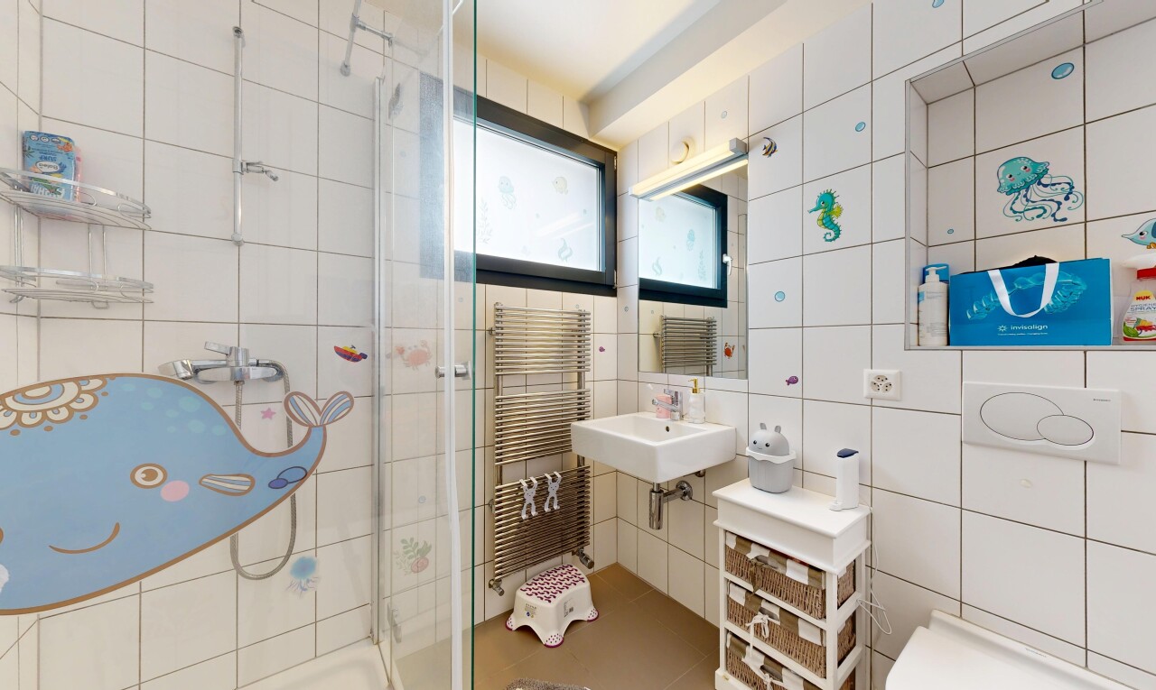 bad mit fliesenwand, tile wall, komplettes badezimmer, dusche, und spiegel