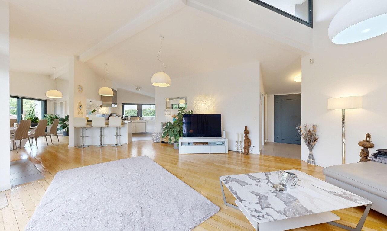 wohnzimmer mit fernseher, inside property, hohe decke, high ceiling, und dachschräge