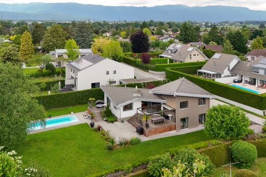 façade avec piscine, terrasse, vue résidentielle, residential view, et property visible