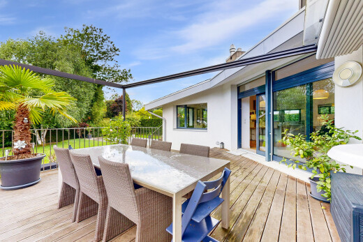 terrasse avec day time, coin repas extérieur, et terrasse