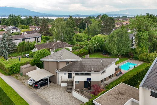 façade avec residential view, vue résidentielle, bardage en stuc, et abri de voiture détaché