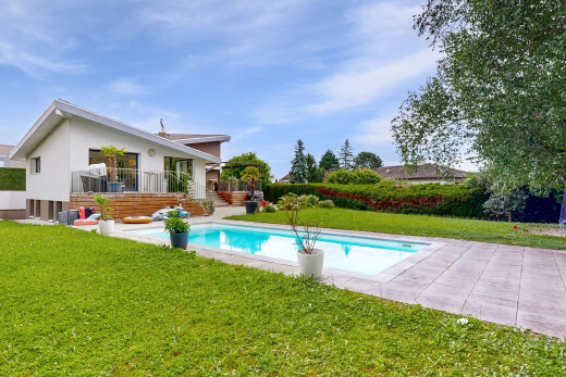 schwimmbad mit rasen, schwimmbad, day time, und property visible