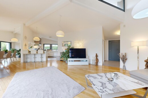 wohnzimmer mit fernseher, inside property, hohe decke, high ceiling, und dachschräge