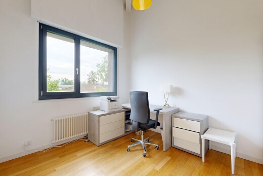 bureau avec radiateur, cloison sèche, drywall, inside property, et sol en finition bois