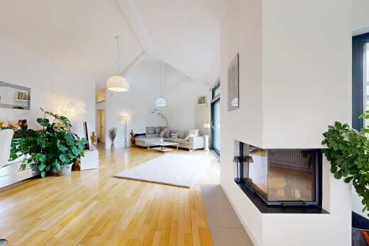 wohnzimmer mit inside property, balkendecke, beamed ceiling, holzfußboden, und wood finish floor