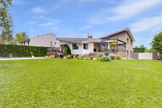 façade avec property visible, day time, pelouse, et bardage en stuc