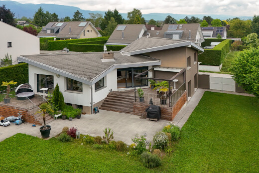 façade avec terrasse, bardage en stuc, property visible, pelouse, et residential view