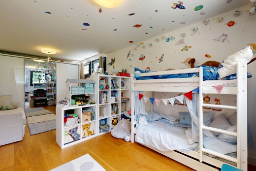 chambre avec sol en finition bois, wood finish floor, et inside property