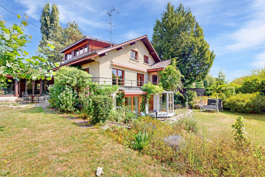 façade avec property visible, day time, bardage en stuc, et pelouse