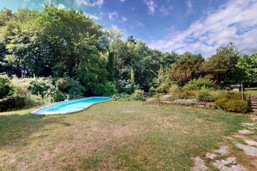 jardin avec pelouse, day time, et piscine