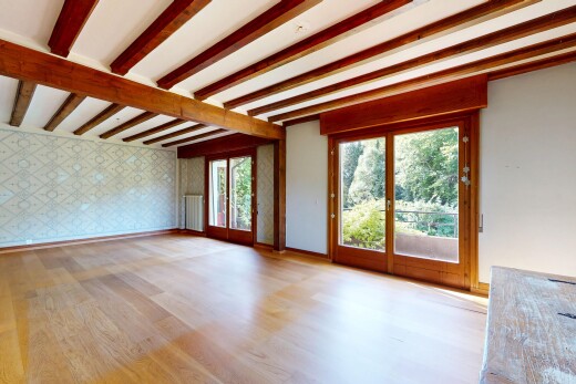 pièce vide avec natural light, beamed ceiling, lumière naturelle, plafond à poutres, et inside property