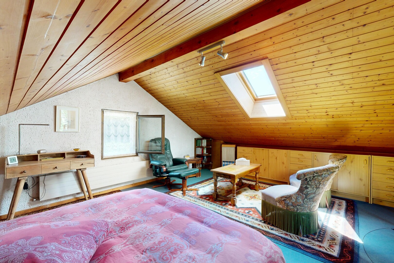 chambre avec puits de lumière, éclairage sur rail, plafond en bois, wood ceiling, et high end ceiling