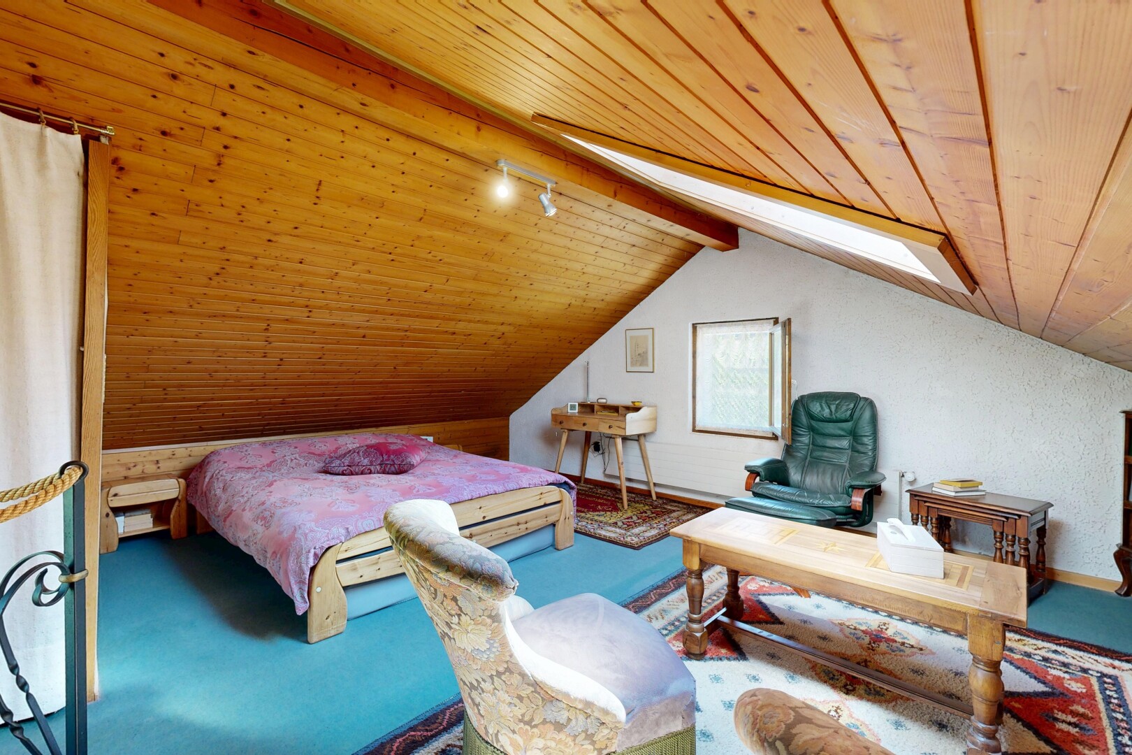 chambre avec éclairage sur rail, high end ceiling, vaulted ceiling, plafond voûté, et pièce supplémentaire
