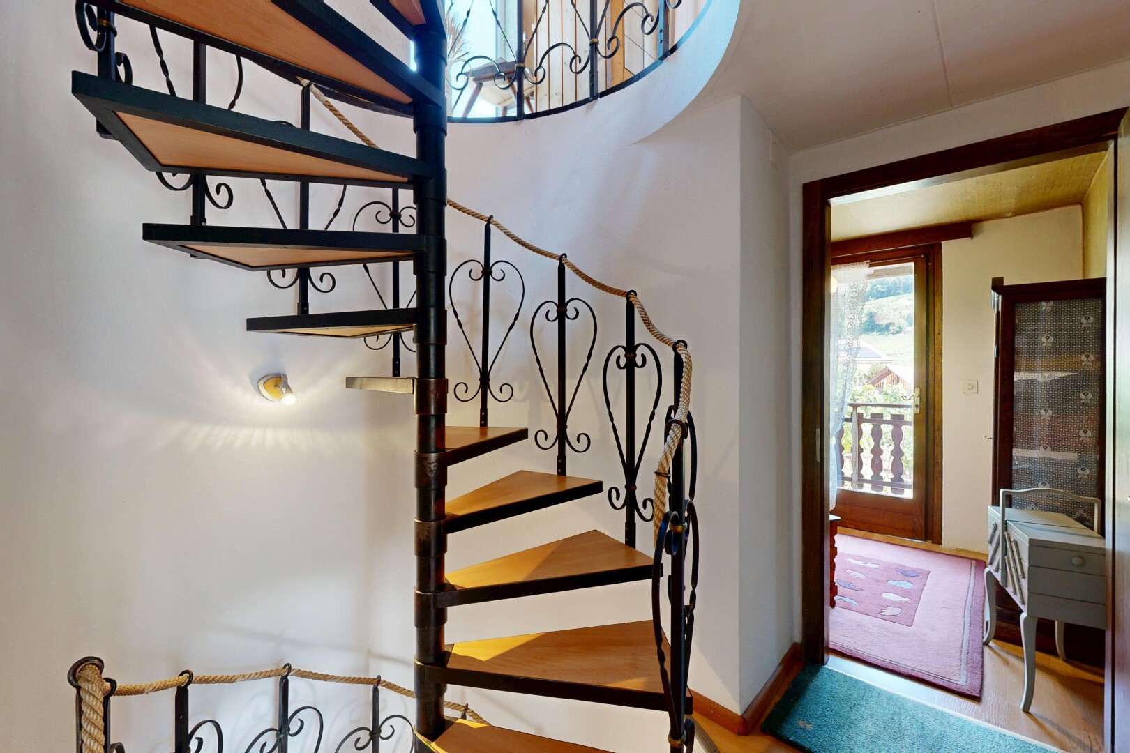 escaliers avec escaliers, drywall, cloison sèche, inside property, et wood finish stairs