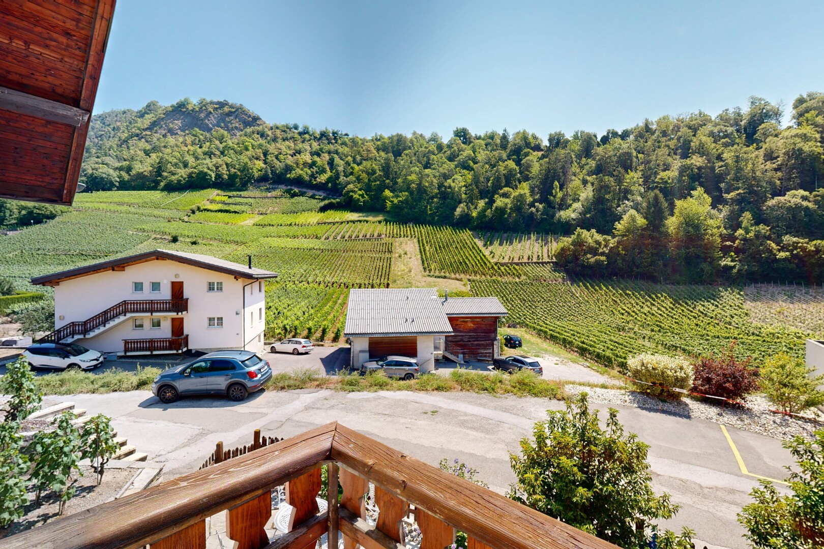 façade avec view focus, from property, balcon, orchard / agricultural view, et vue sur le verger/agriculture