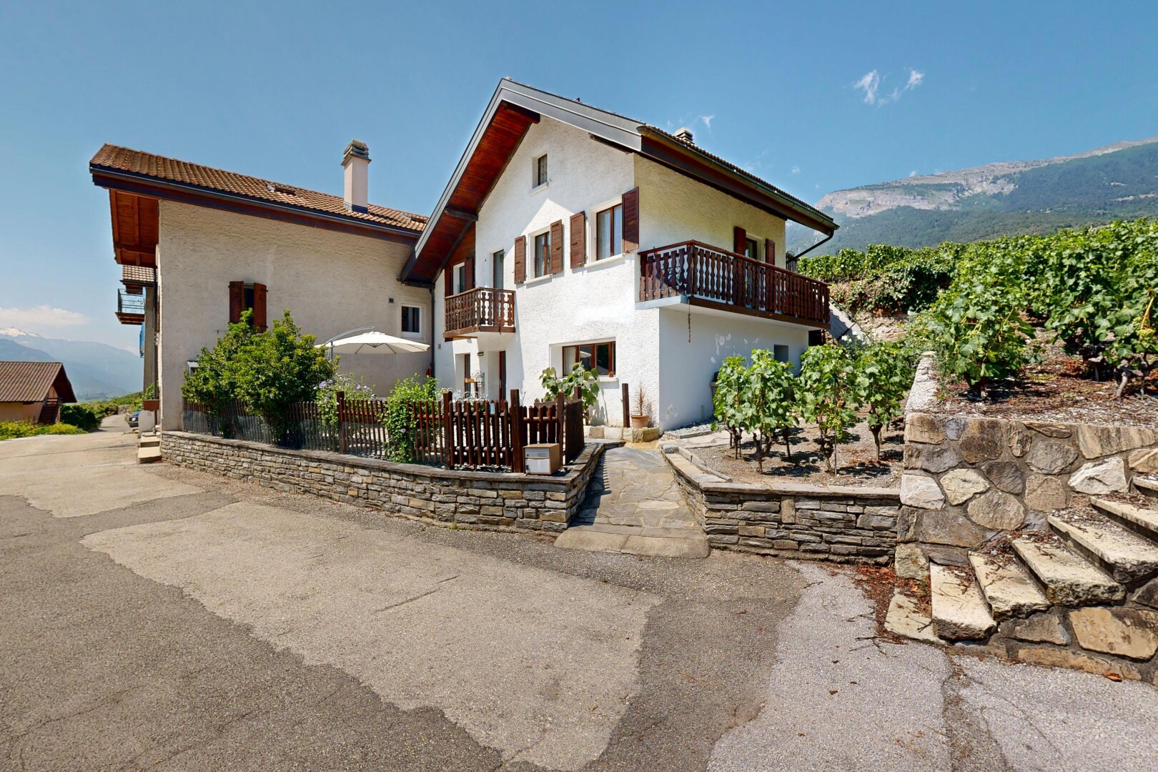 façade avec balcon, bardage en stuc, day time, property visible, et cheminée