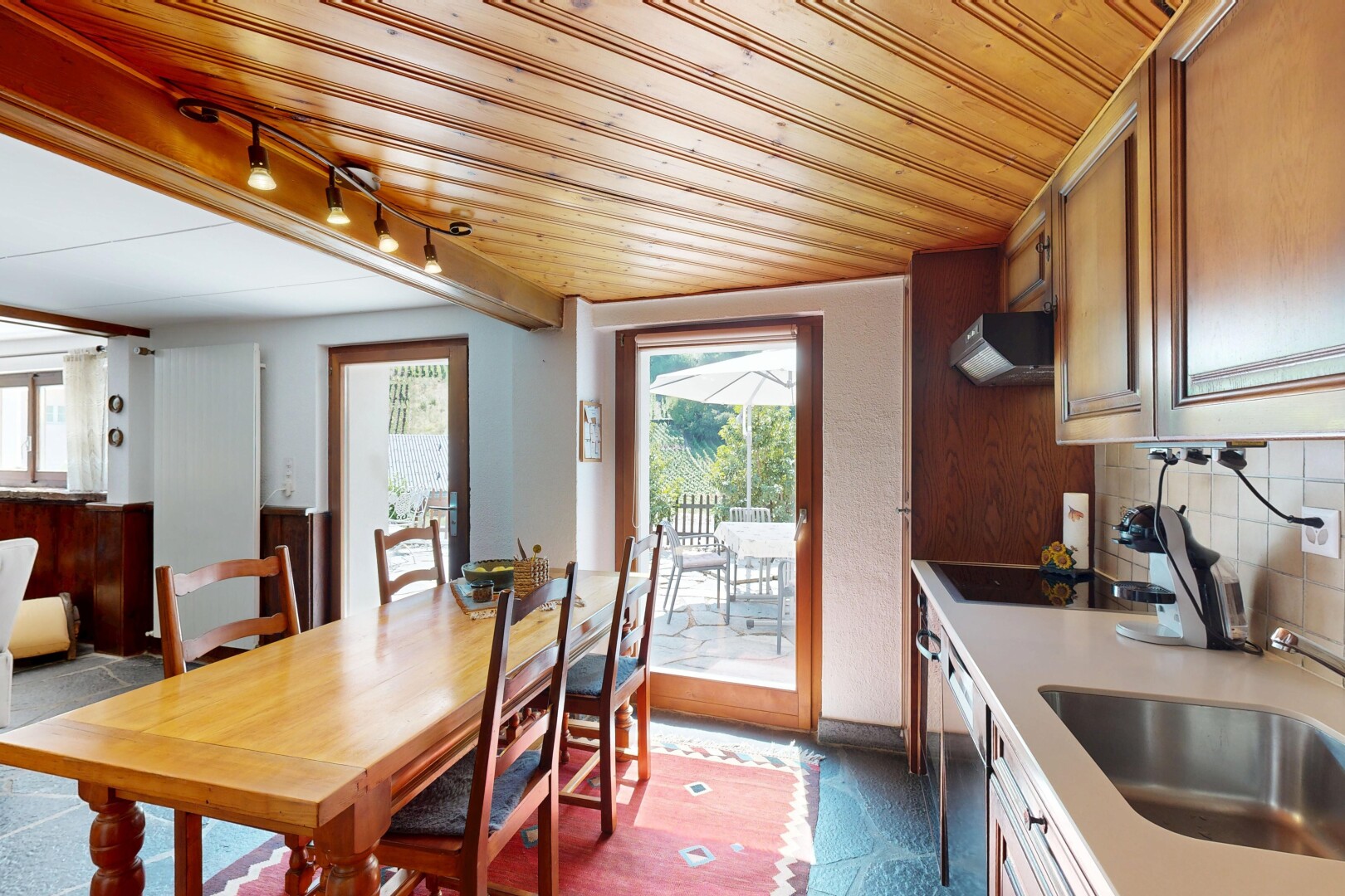 cuisine avec éclairage sur rail, évier, backsplash, dosseret, et light countertops