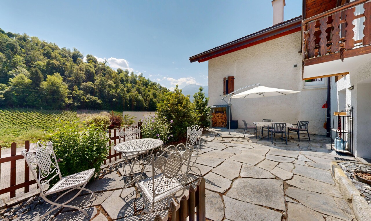 terrasse avec terrasse, coin repas extérieur, from property, et day time