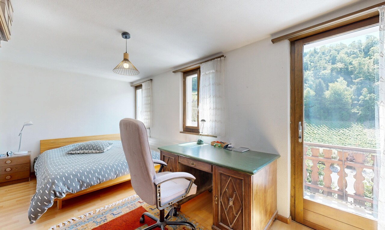 chambre avec sol en finition bois, wood finish floor, espace bureau, cloison sèche, et drywall