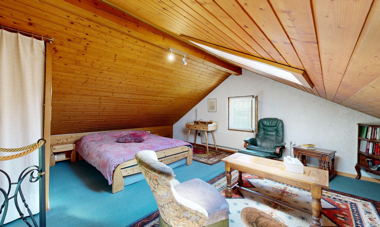 chambre avec éclairage sur rail, high end ceiling, vaulted ceiling, plafond voûté, et pièce supplémentaire