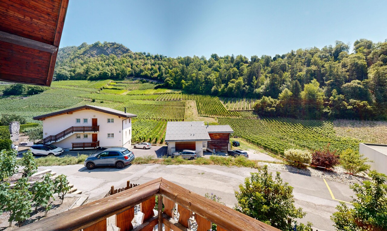 façade avec view focus, from property, balcon, orchard / agricultural view, et vue sur le verger/agriculture