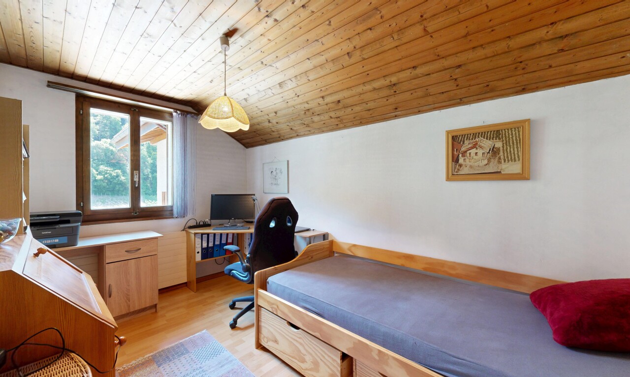 chambre avec plafond voûté, vaulted ceiling, sol en finition bois, wood finish floor, et espace bureau