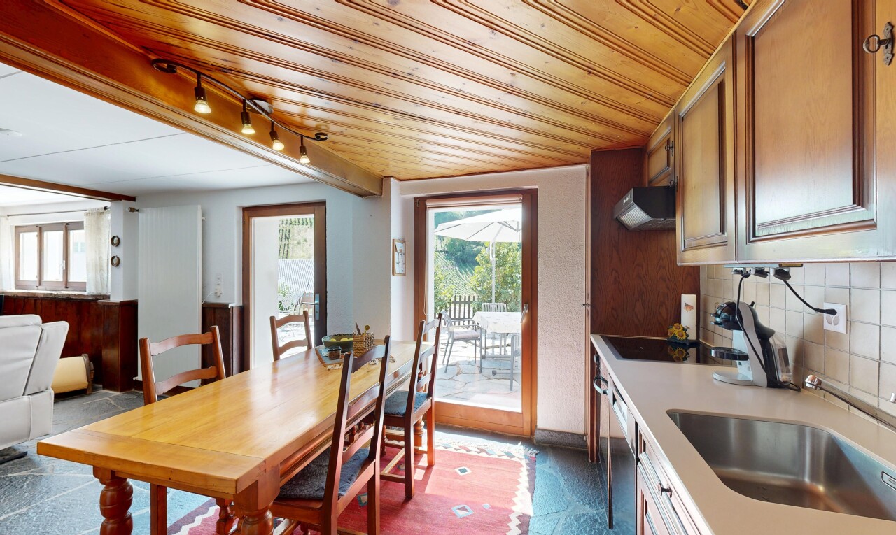cuisine avec éclairage sur rail, évier, backsplash, dosseret, et light countertops