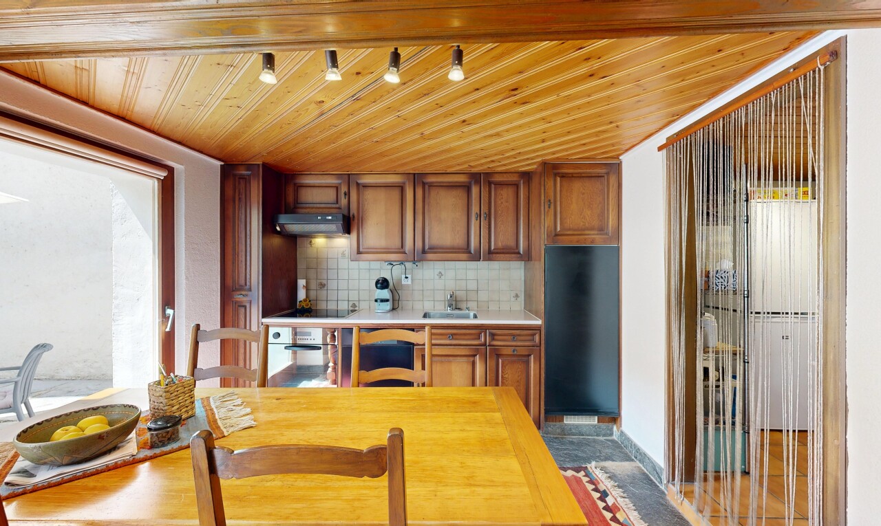 cuisine avec wood ceiling, plafond en bois, éclairage sur rail, backsplash, et dosseret