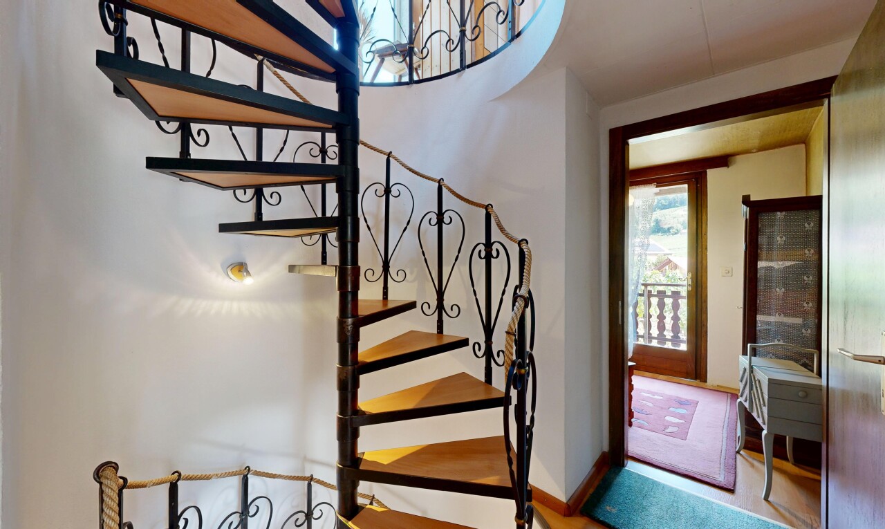 escaliers avec escaliers, drywall, cloison sèche, inside property, et wood finish stairs