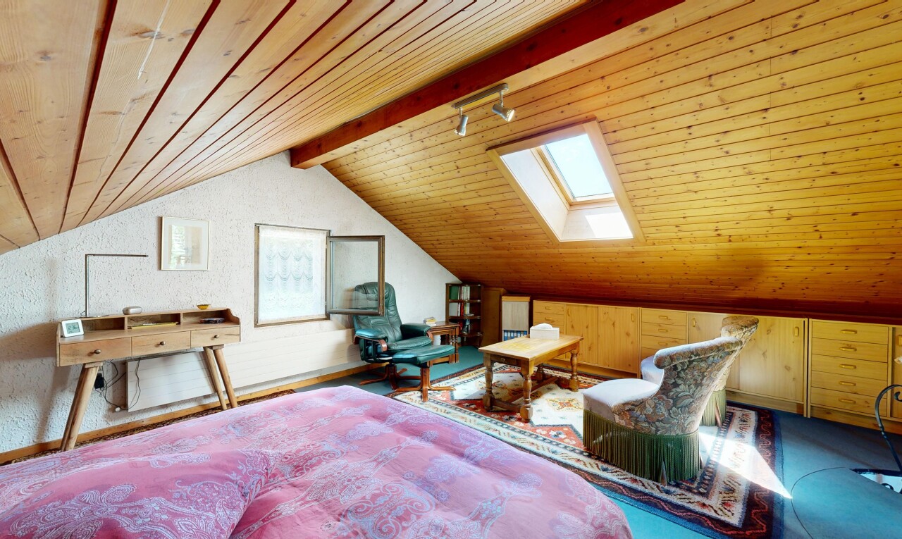 chambre avec puits de lumière, éclairage sur rail, plafond en bois, wood ceiling, et high end ceiling