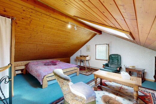 chambre avec éclairage sur rail, high end ceiling, vaulted ceiling, plafond voûté, et pièce supplémentaire