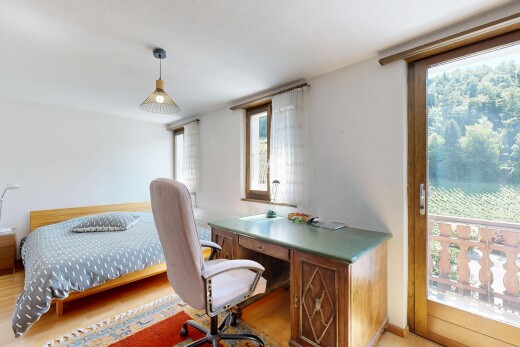 chambre avec sol en finition bois, wood finish floor, espace bureau, cloison sèche, et drywall