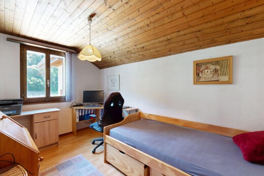 chambre avec plafond voûté, vaulted ceiling, sol en finition bois, wood finish floor, et espace bureau