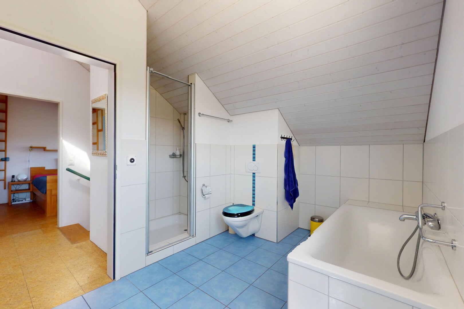 salle de bains avec plafond voûté, vaulted ceiling, salle de bain complète, toilette, et douche
