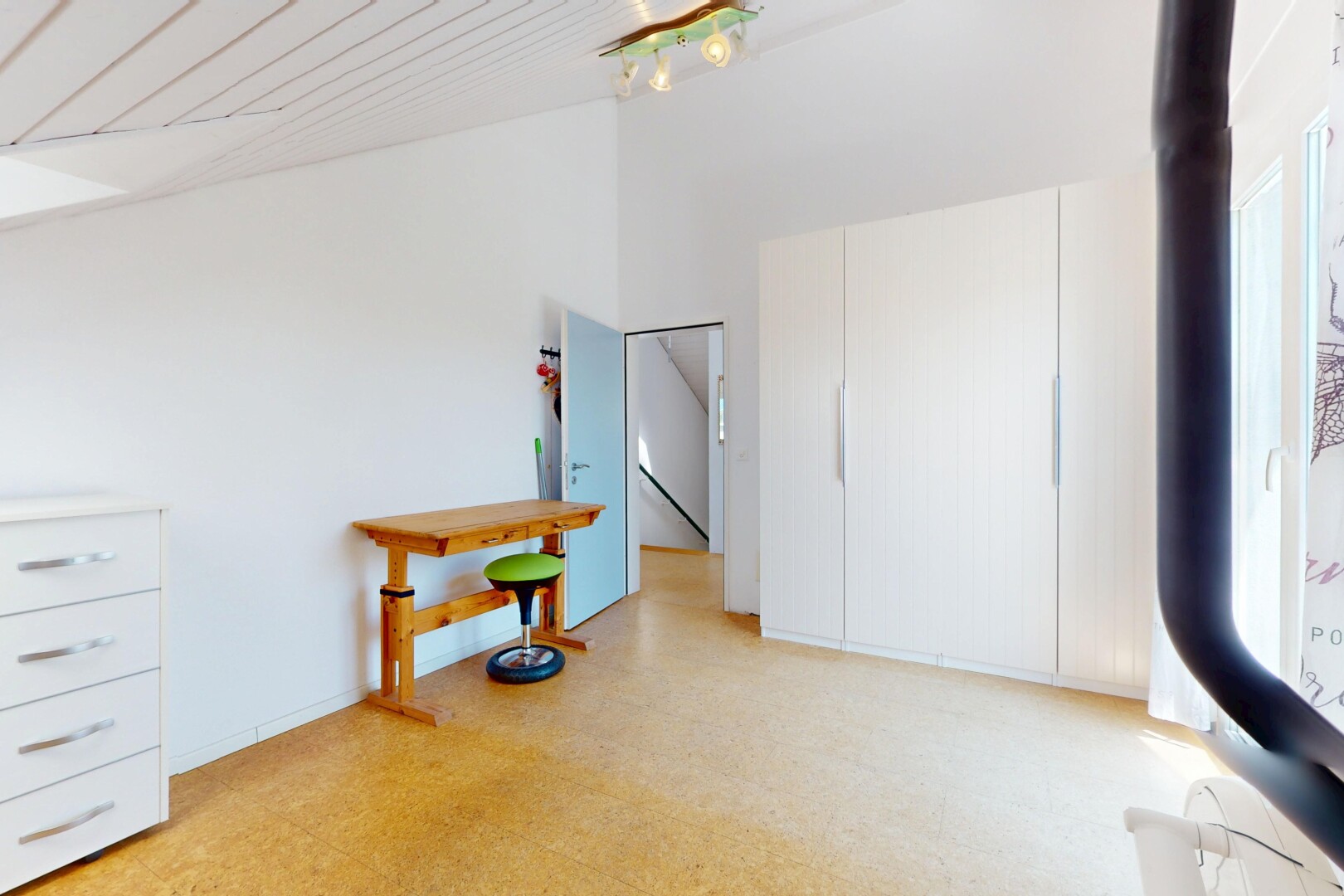 chambre avec inside property, cloison sèche, drywall, sol en vinyle, et vinyl floor