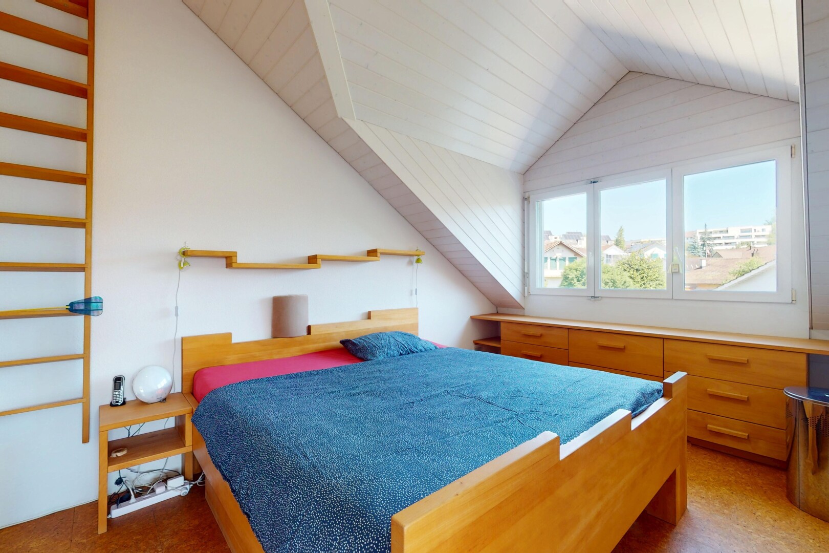 chambre avec inside property, vaulted ceiling, plafond voûté, natural light, et lumière naturelle