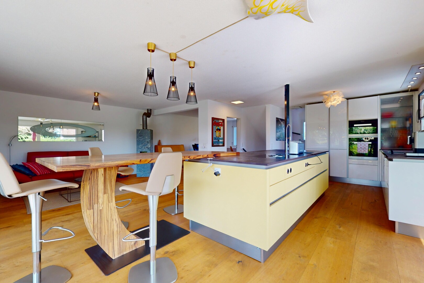 cuisine avec sol en finition bois, wood finish floor, plans de travail, îlot de cuisine, et inside property