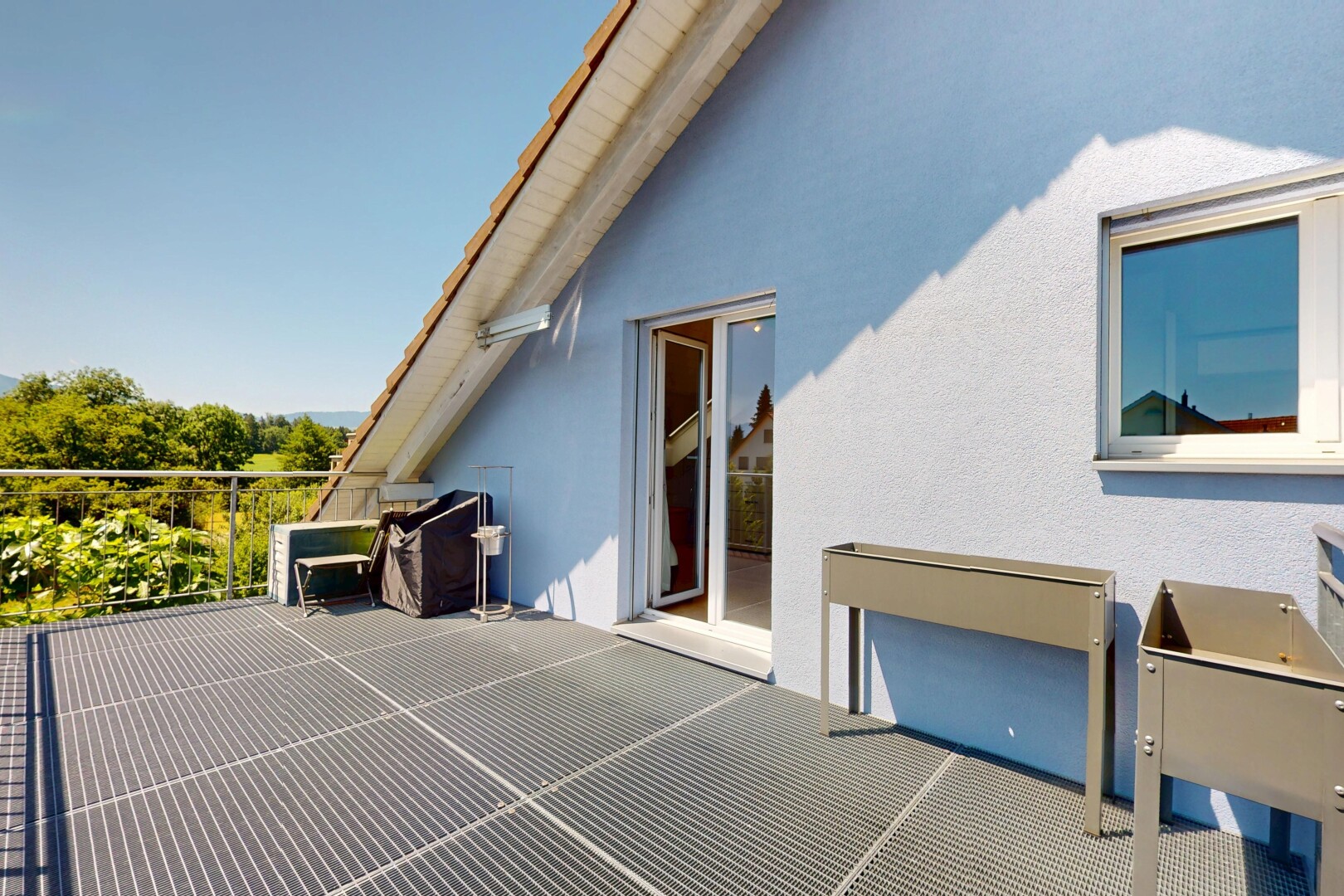 terrasse avec balcon, day time, et property visible
