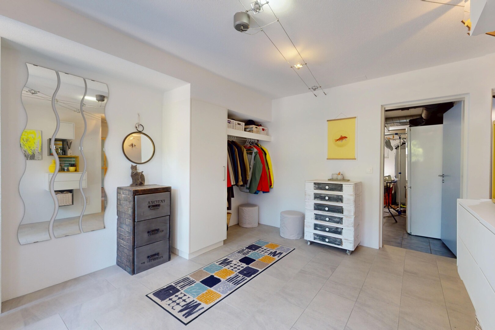 chambre avec inside property, cloison sèche, drywall, et placard