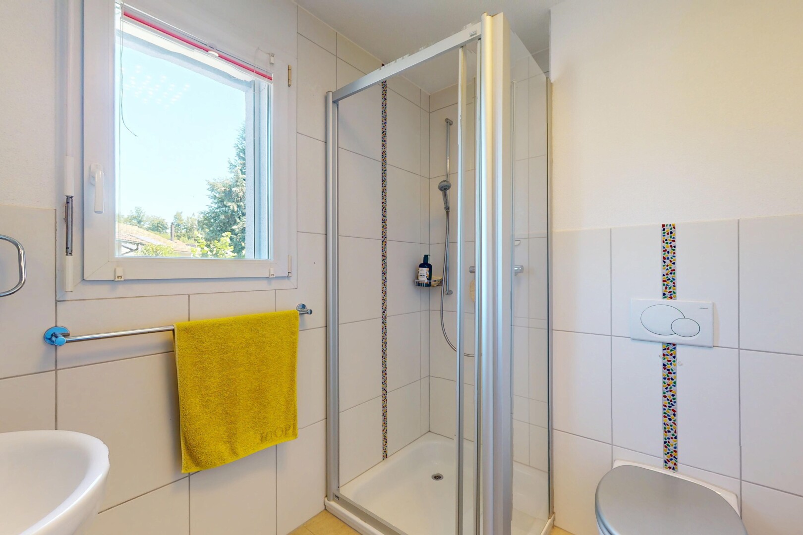 salle de bains avec tile wall, mur en carrelage, inside property, douche, et tile shower