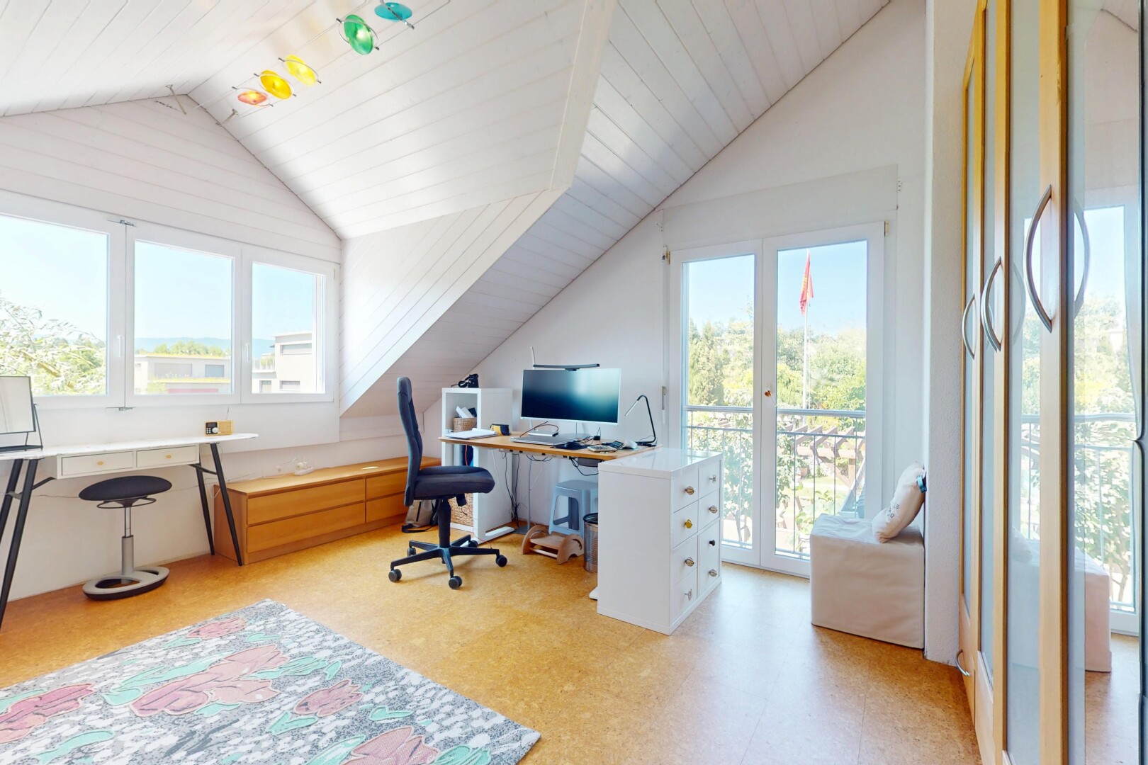 bureau avec télévision, plafond voûté, vaulted ceiling, inside property, et lumière naturelle