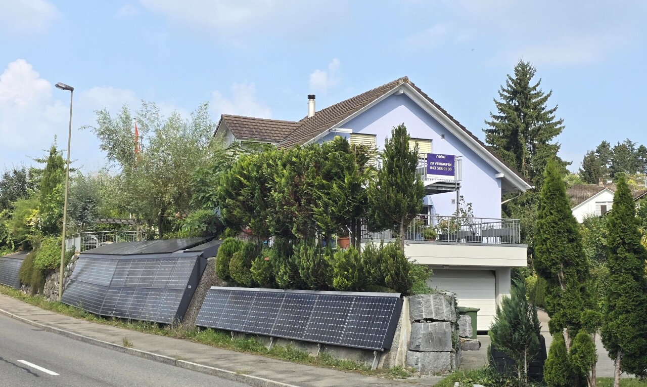 façade avec day time, garage intégré, property visible, bardage en stuc, et panneaux solaires