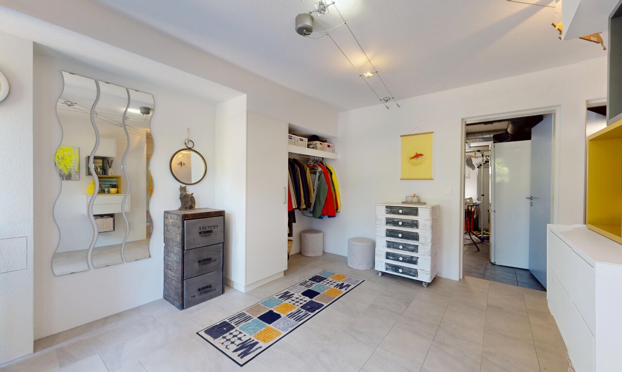 chambre avec inside property, cloison sèche, drywall, et placard