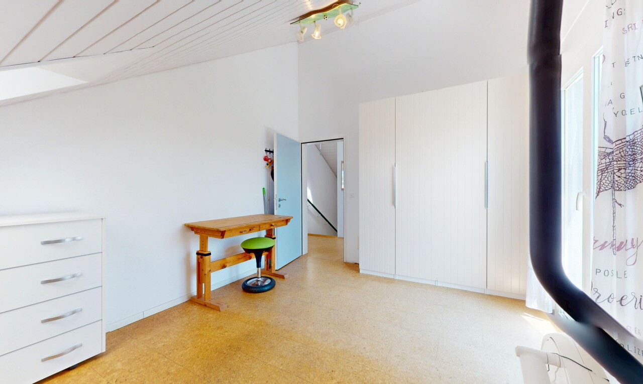 chambre avec inside property, cloison sèche, drywall, sol en vinyle, et vinyl floor