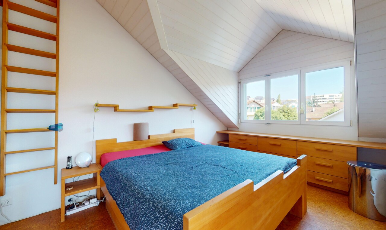 chambre avec inside property, vaulted ceiling, plafond voûté, natural light, et lumière naturelle