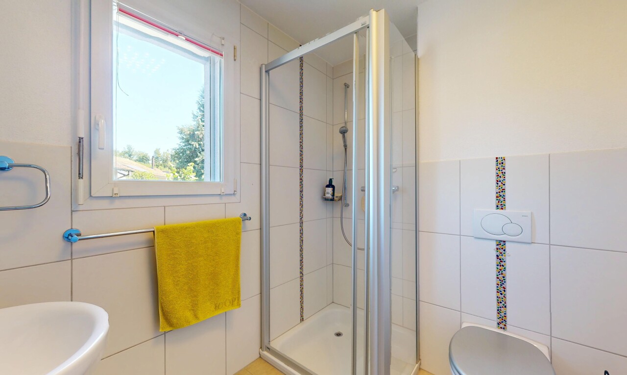 salle de bains avec tile wall, mur en carrelage, inside property, douche, et tile shower