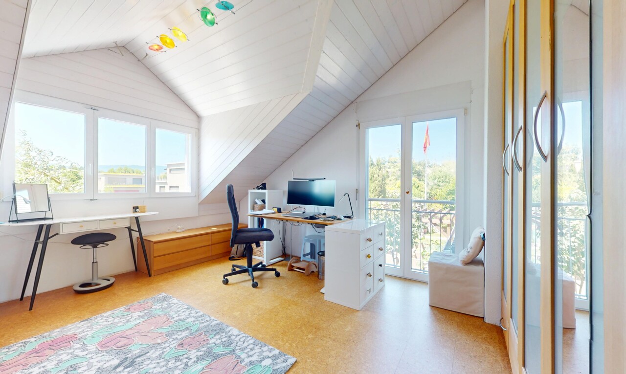 bureau avec télévision, plafond voûté, vaulted ceiling, inside property, et lumière naturelle