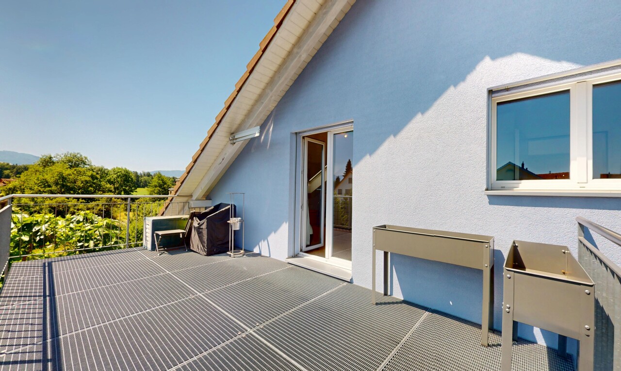 terrasse avec balcon, day time, et property visible