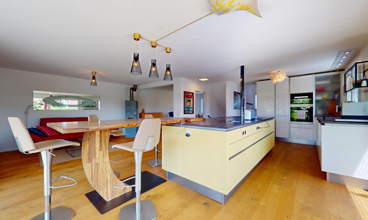 cuisine avec sol en finition bois, wood finish floor, plans de travail, îlot de cuisine, et inside property