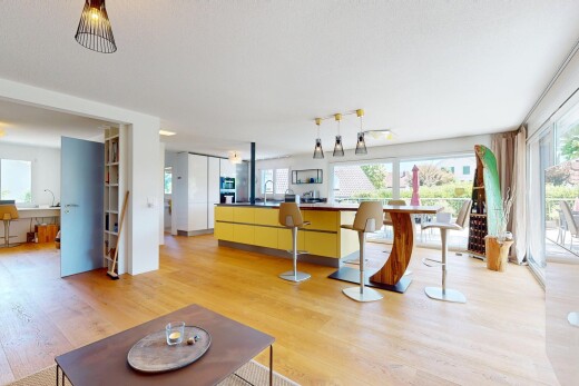 wohn- / esszimmer mit wood finish floor, holzfußboden, natural light, natürliches licht, und inside property